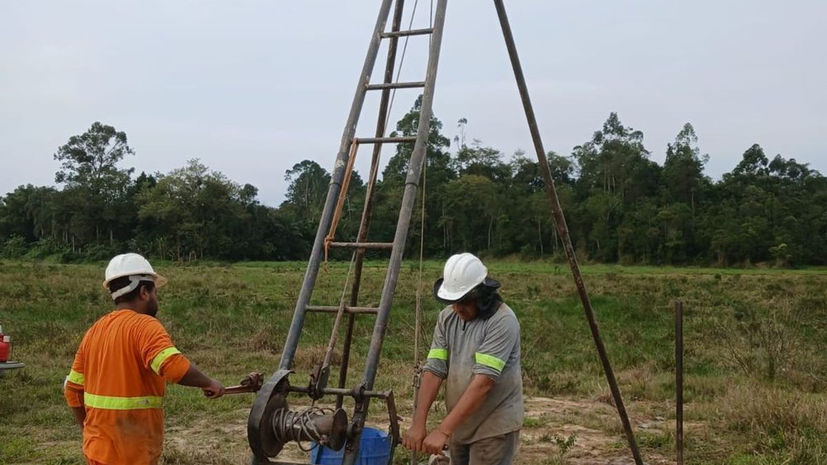 Tripé de sondagem SPT da NEV Geotecnia em terreno aberto